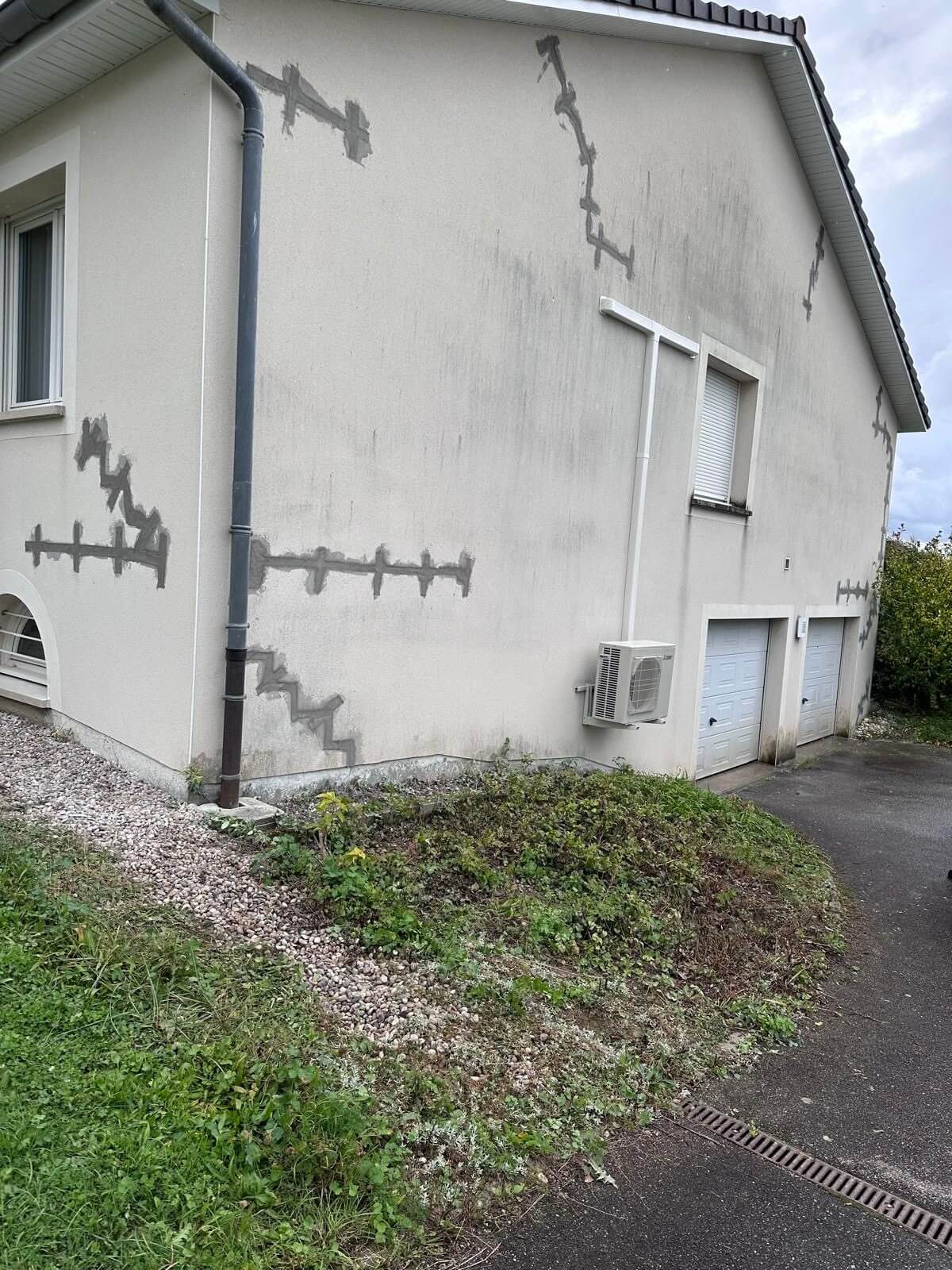 Pose d’agrafes de façade à Trémery par AMI Lorraine
