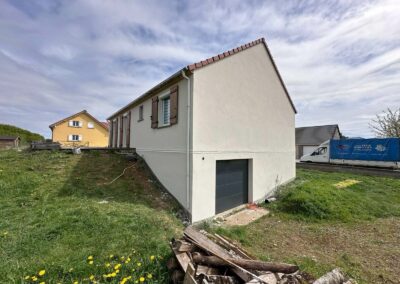 Façade rénovée après ravalement de façade avec enduit par AMI Lorraine