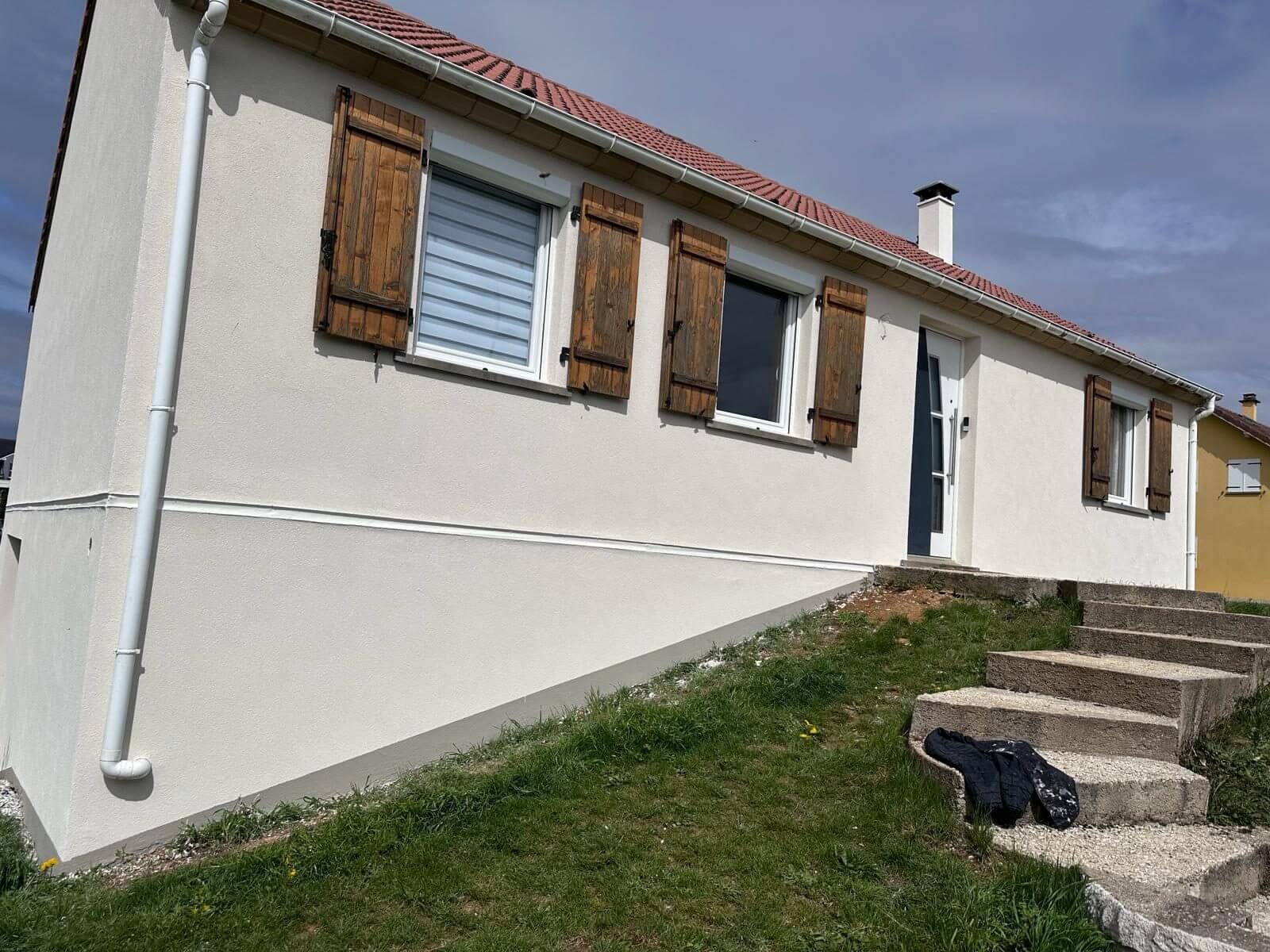 Façade rénovée après ravalement de façade avec enduit par AMI Lorraine, vue 2